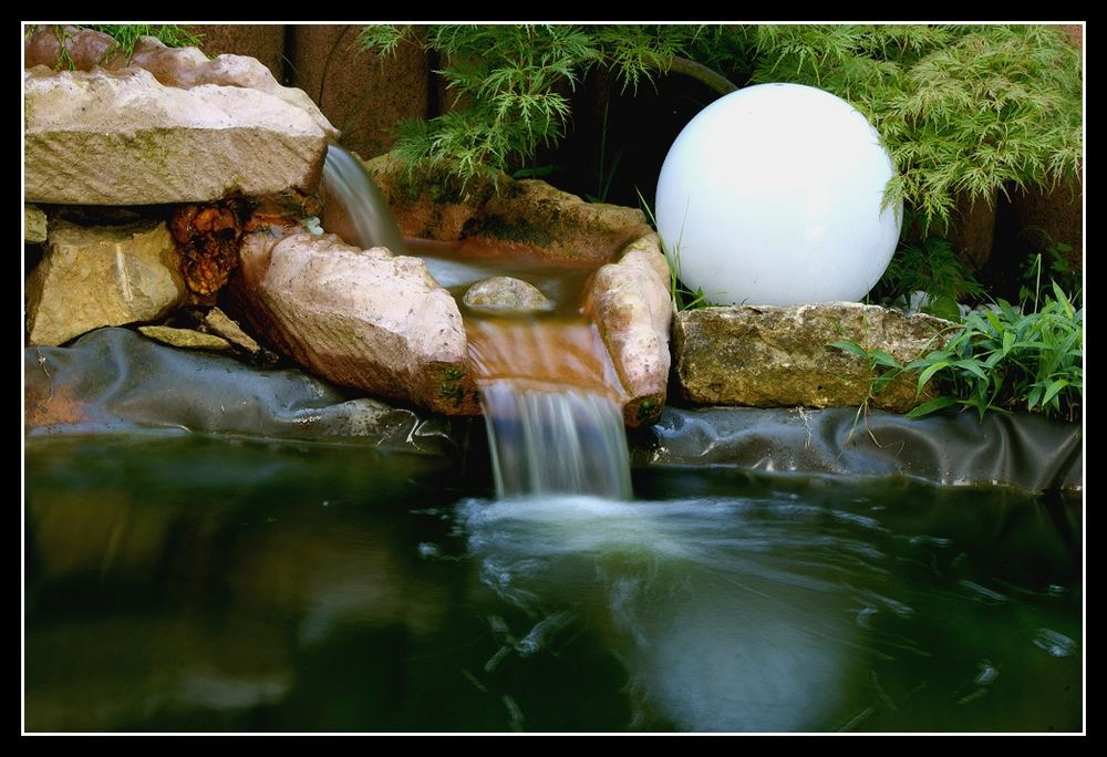 Wasserlauf an einem Teich