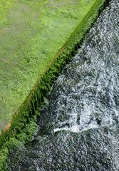 Wasserlauf an einer grünen Kante