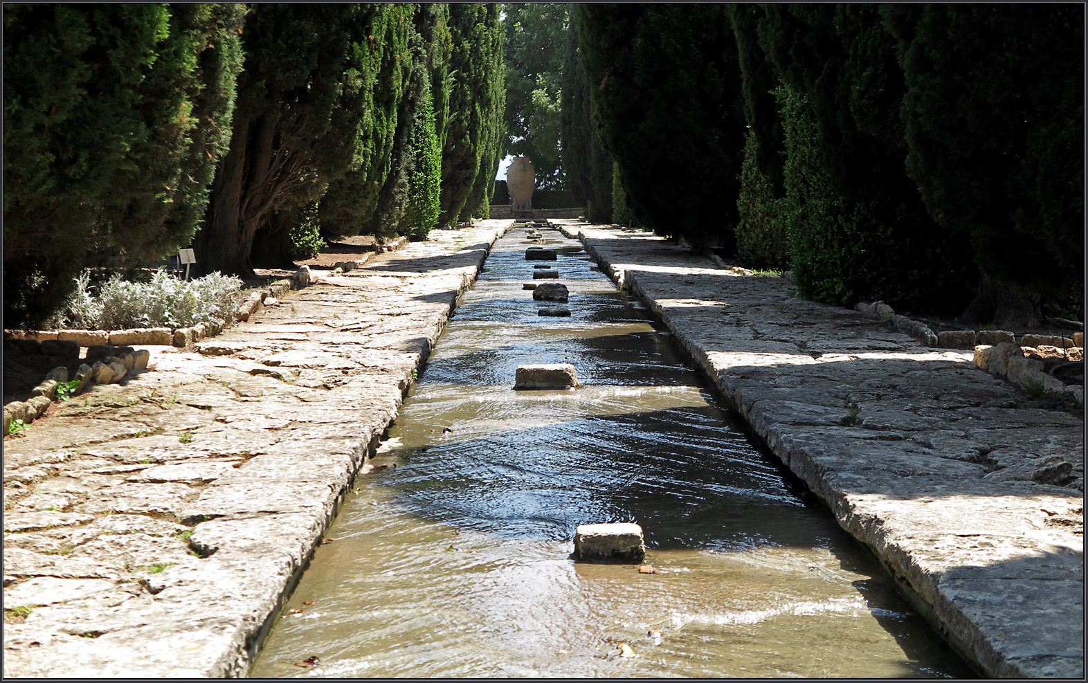 Wasserlauf- Botanischer Garten - Baltschik