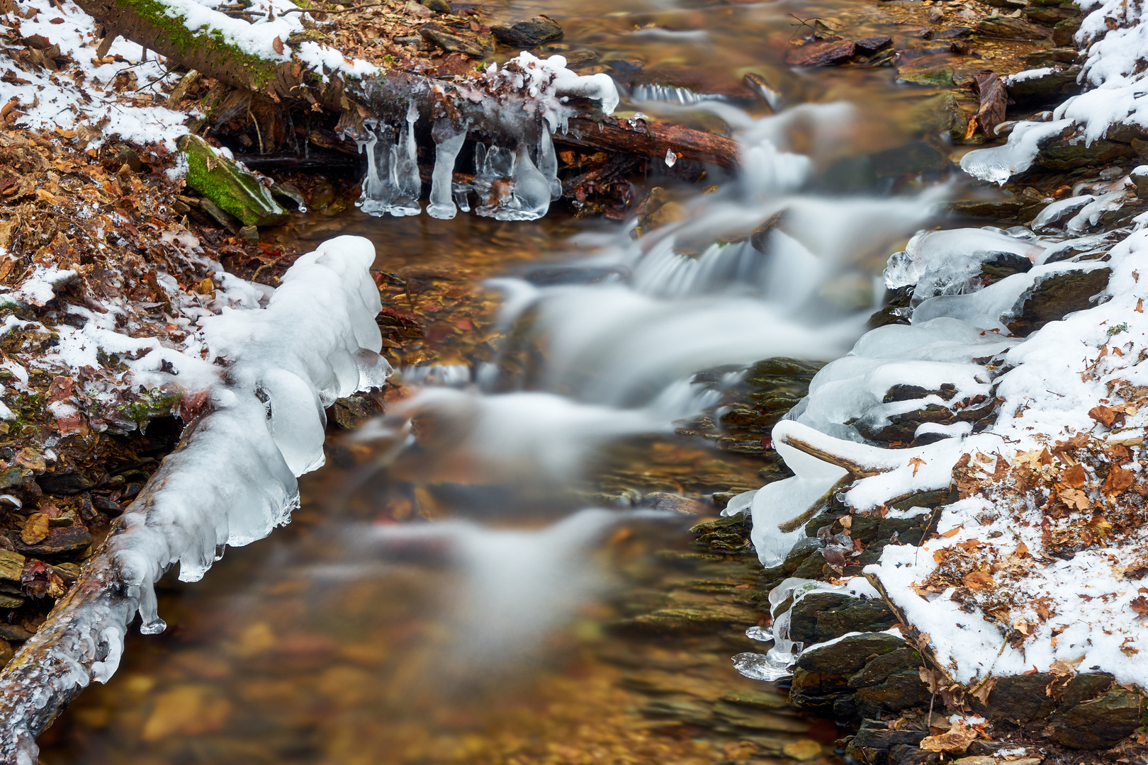 Wasserlauf im Winter