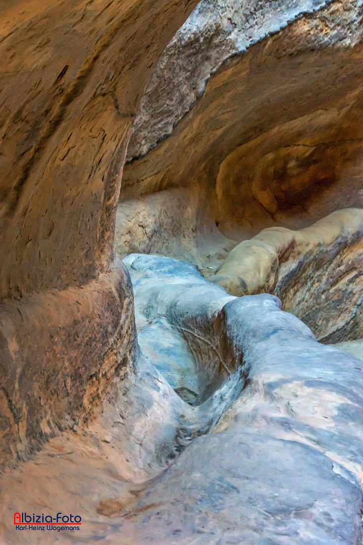 Wasserleitung im Siq von Petra