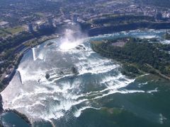 Wassermassen sammeln sich um die Niagara Fälle zu werden!