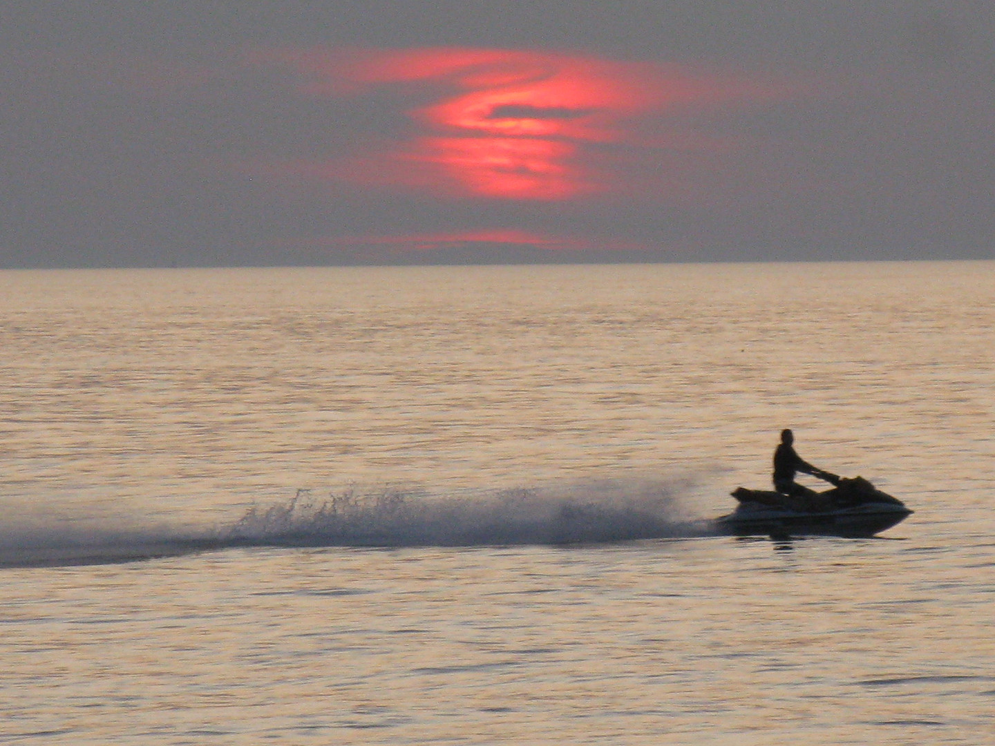 Wassermoped im Sonnenuntergang