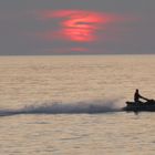 Wassermoped im Sonnenuntergang