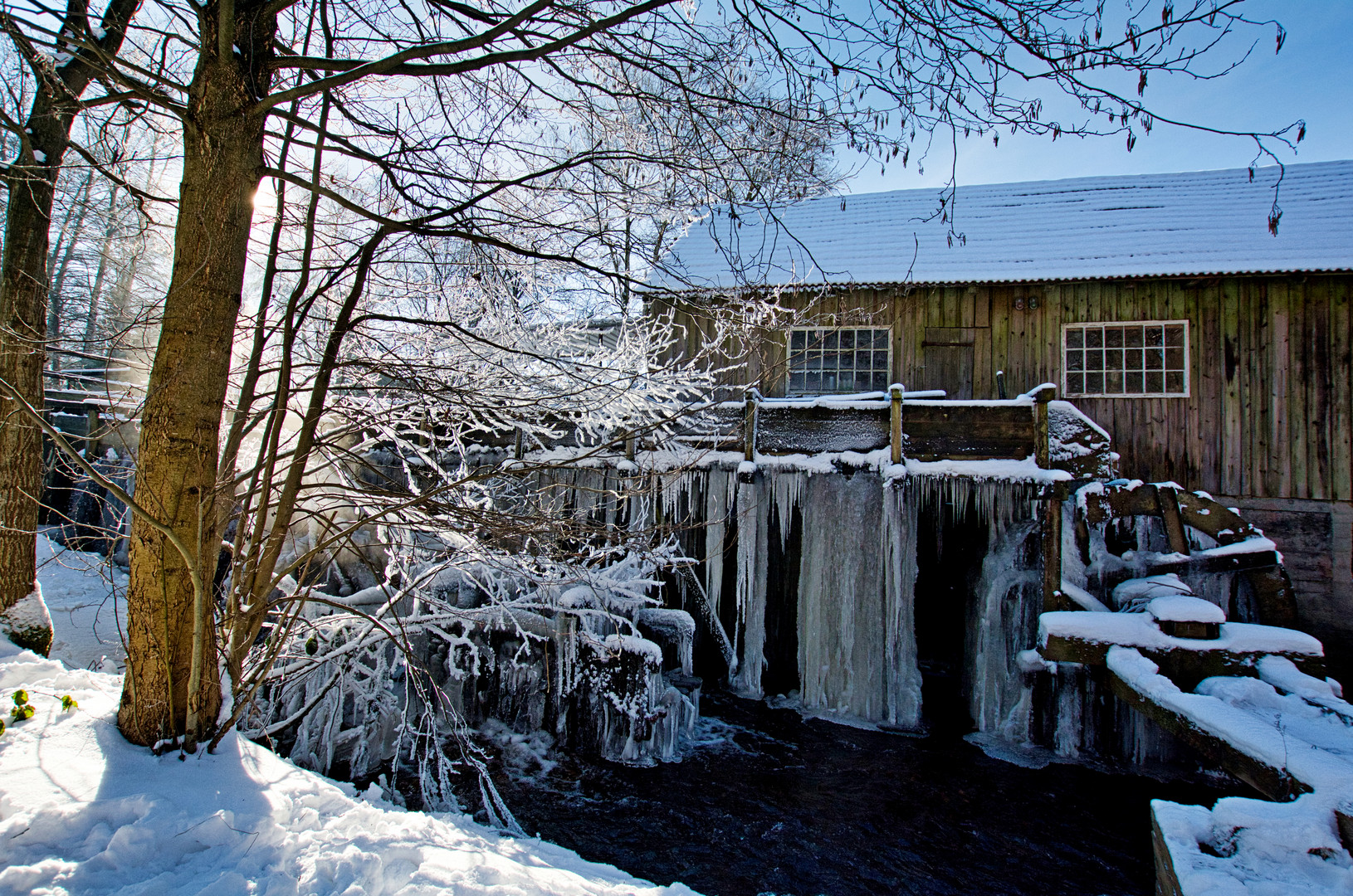 Wassermühle im Winterkleid