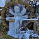 Wassermühle in Eis erstarrt