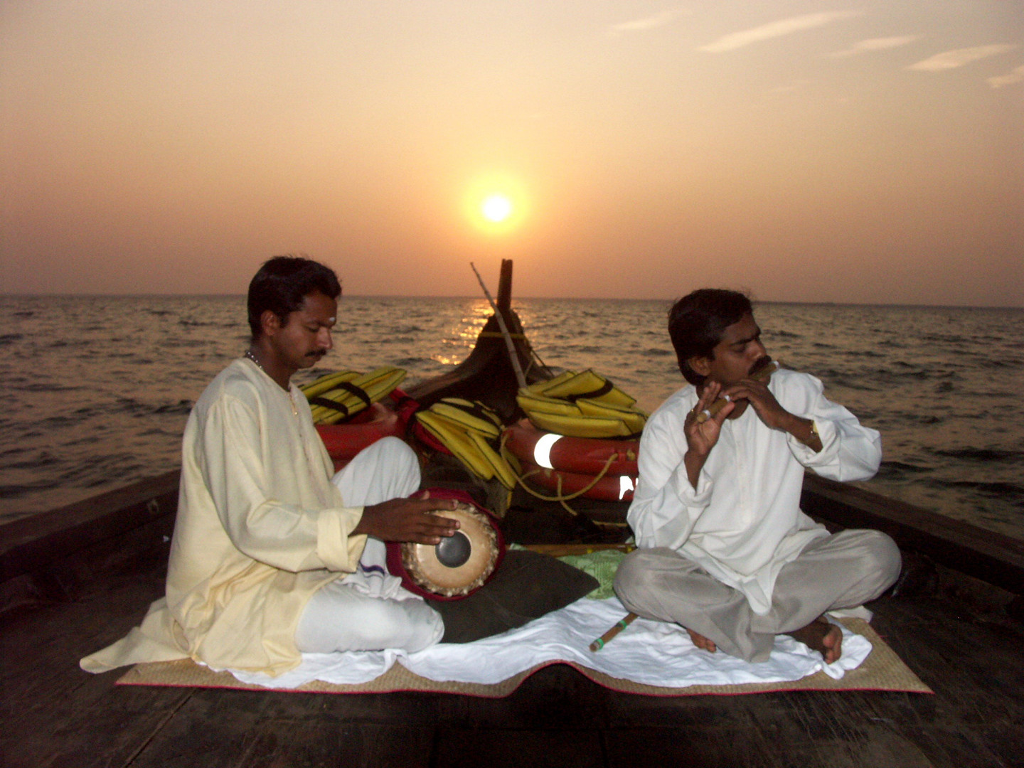 Wassermusik bei Sonnenuntergang in Kerala (südindien)