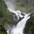 .......Wassernebel liegt über dem Ort......