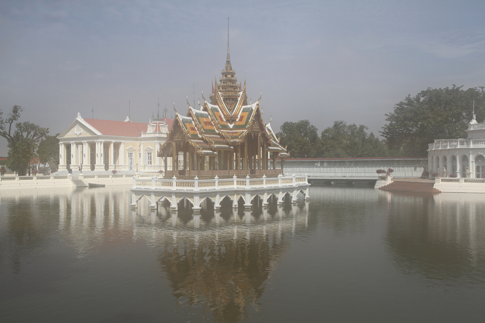 Wasserpavillon Aisawan Thippa-at im Nebel