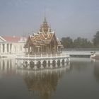 Wasserpavillon Aisawan Thippa-at im Nebel