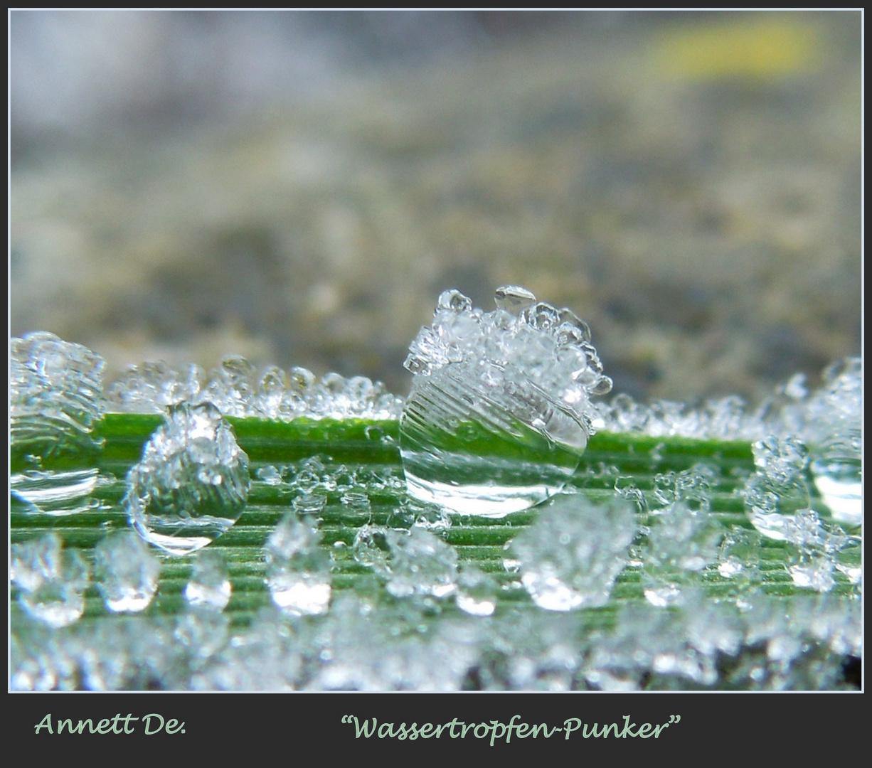 Wasserperle mit Eiskristallen