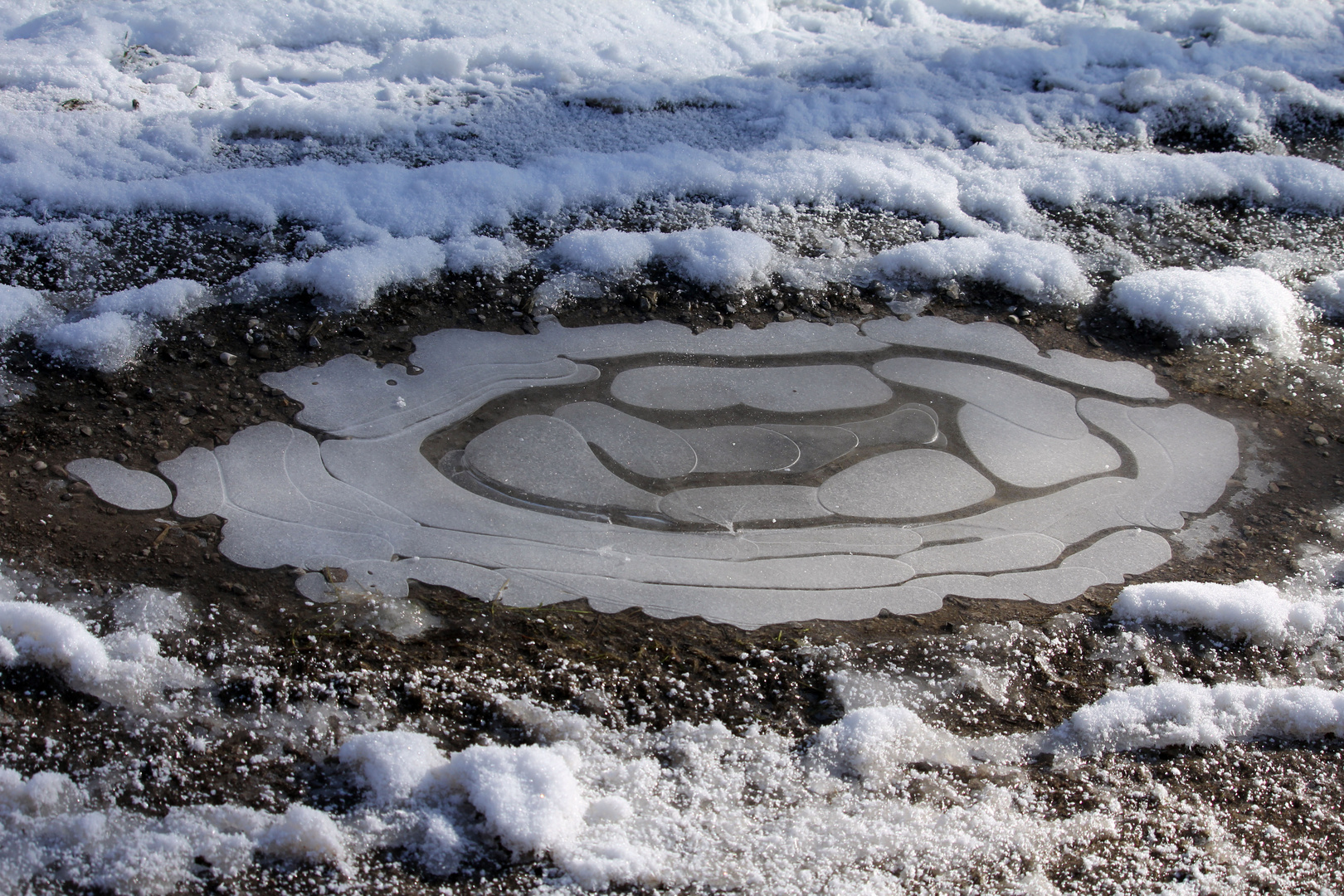 Wasserpfütze gefroren