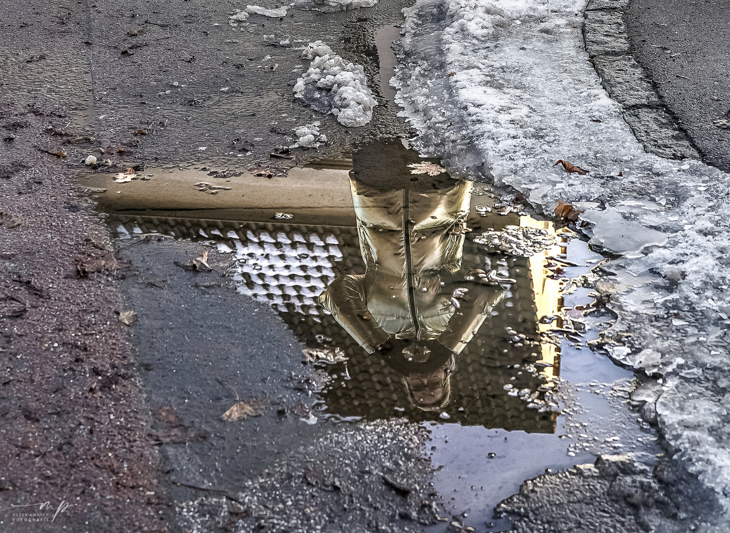 Wasserpfütze Spiegelung am Kreuzberg