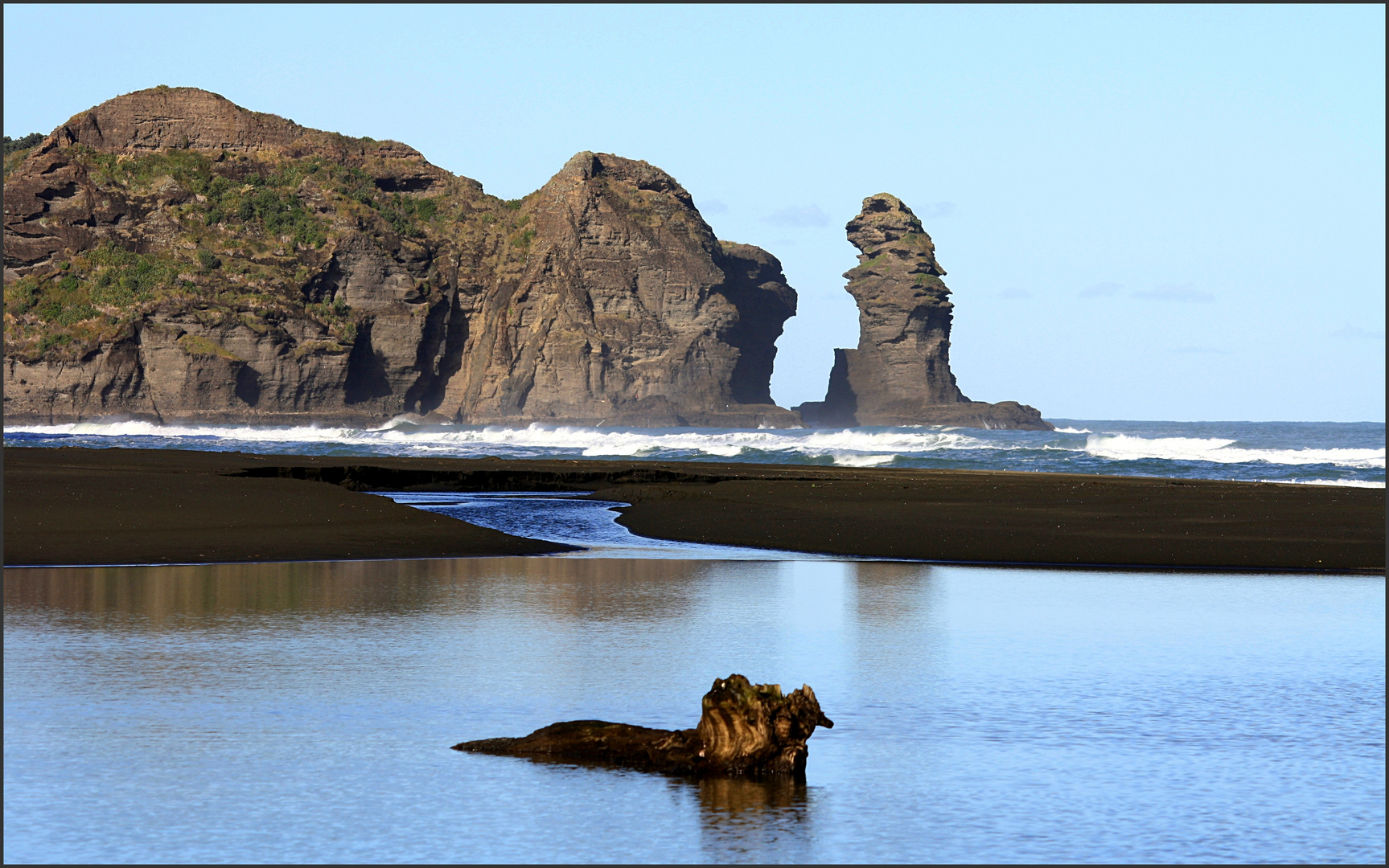 Wasserplateau am Piha Beach