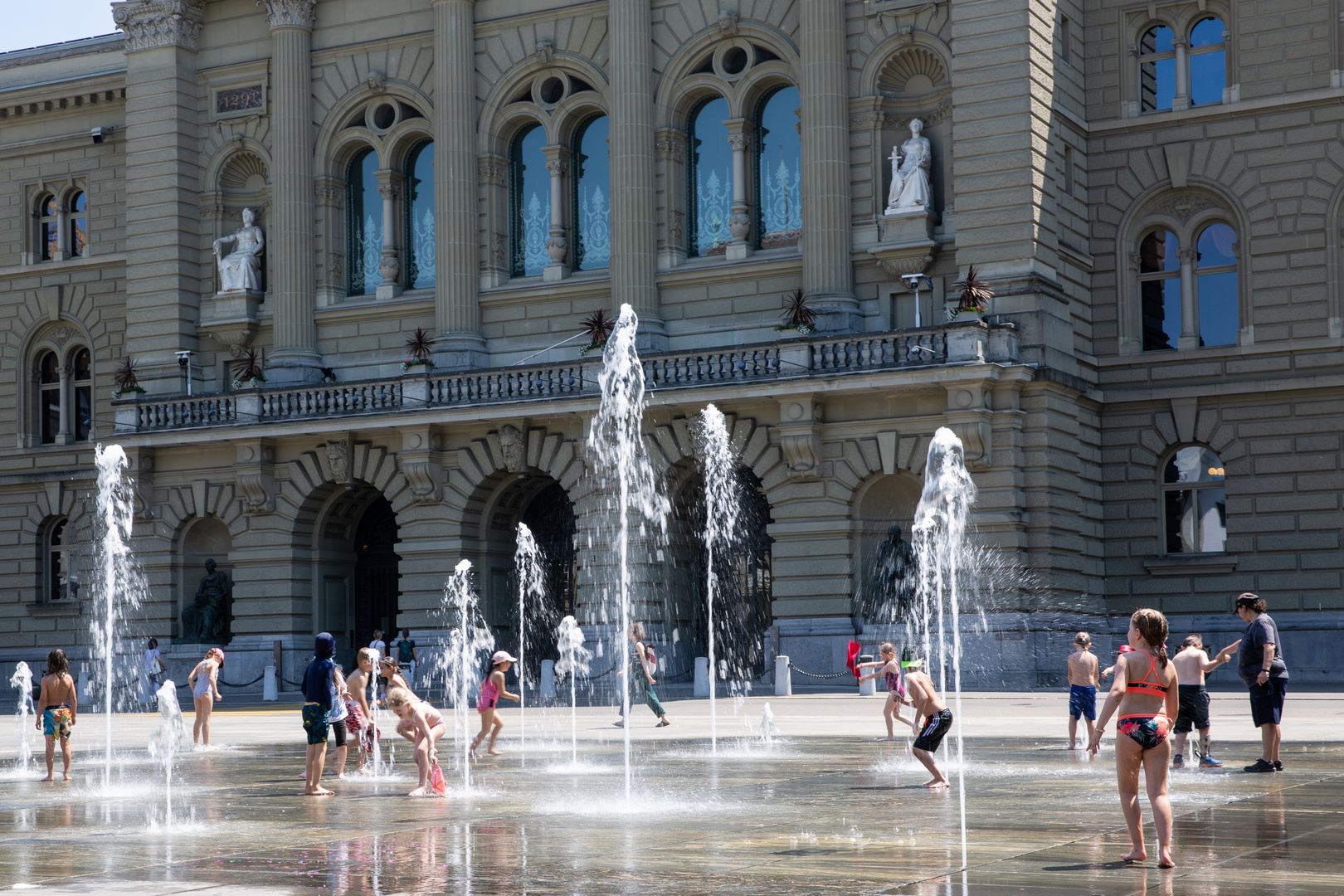 Wasserplausch vor dem Parlamentsgebäude