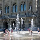 Wasserplausch vor dem Parlamentsgebäude