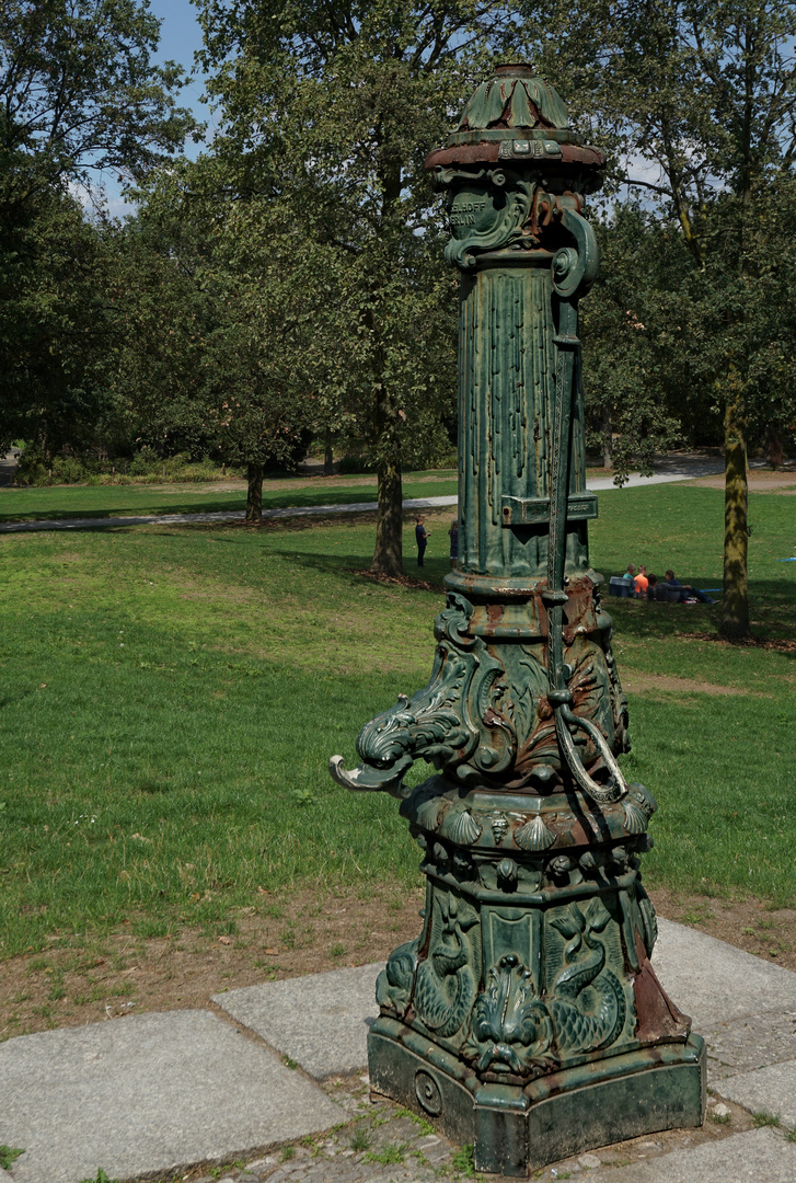 Wasserpumpe am Schloss Broich