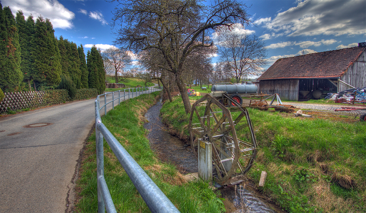 Wasserrad am Bach