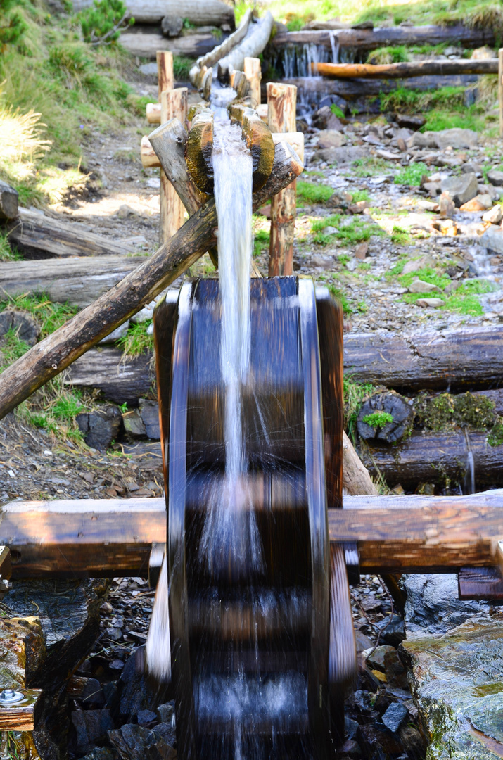 Wasserrad mit Schlaghammer