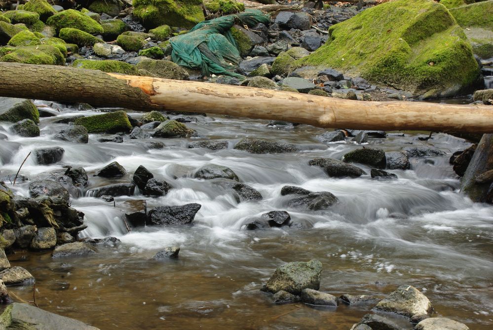 Wasserrauschen in der Holzbachschlucht im Westerwald (2) von quadro13 