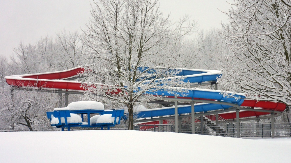 Wasserrutsche im Schnee