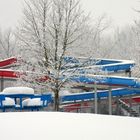 Wasserrutsche im Schnee