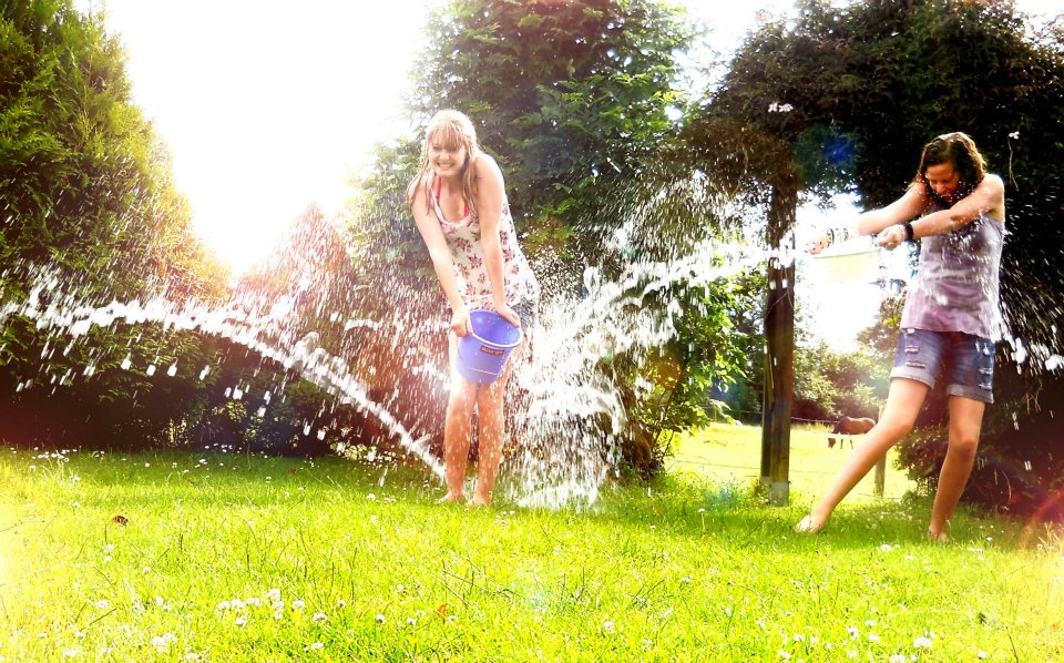 Wasserschlacht mit der Besten Freundin