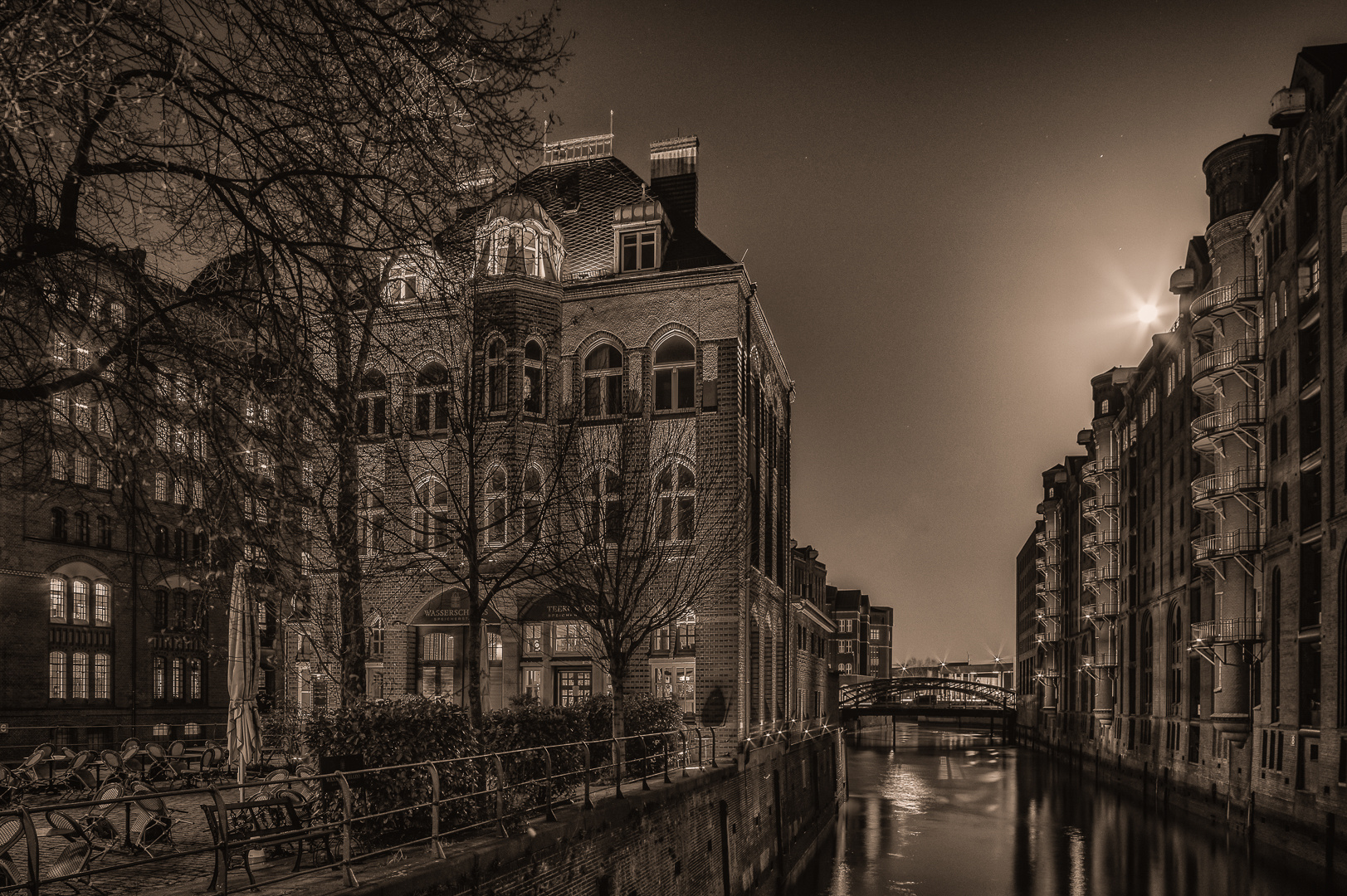 Wasserschlößchen - der Mond ist aufgegangen