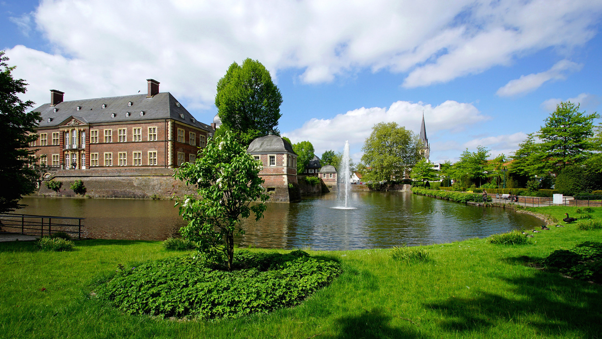 Wasserschloss Ahaus und die Marienkirche.