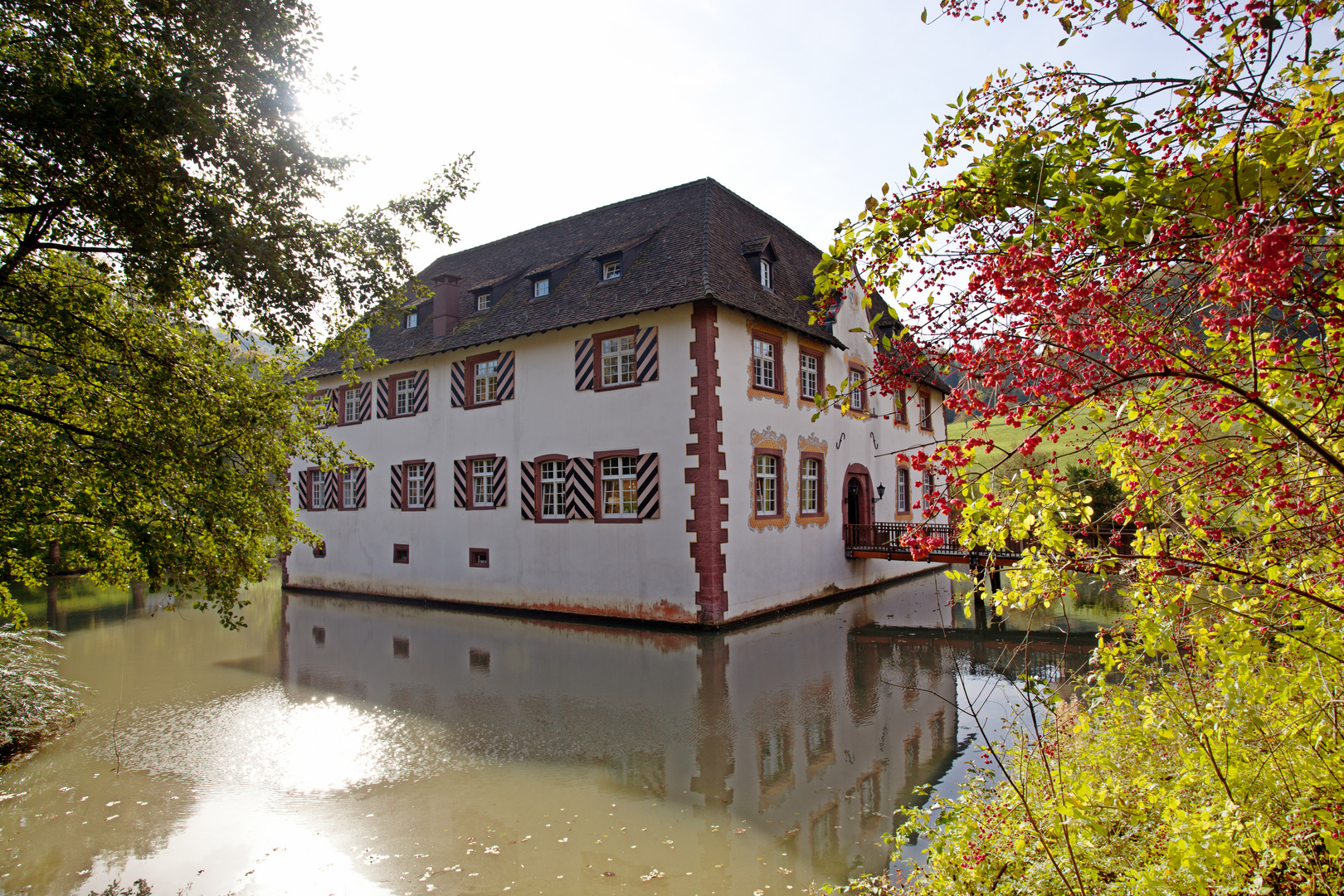Wasserschloss D-Inzlingenim Herbst