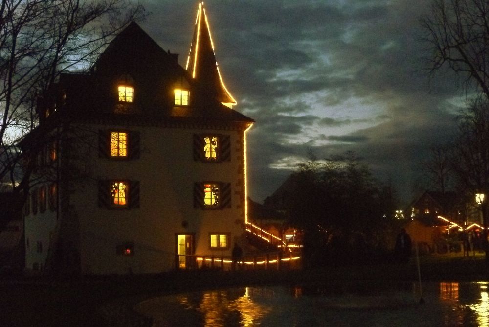 Wasserschloß Entenstein zu Weihnachten.