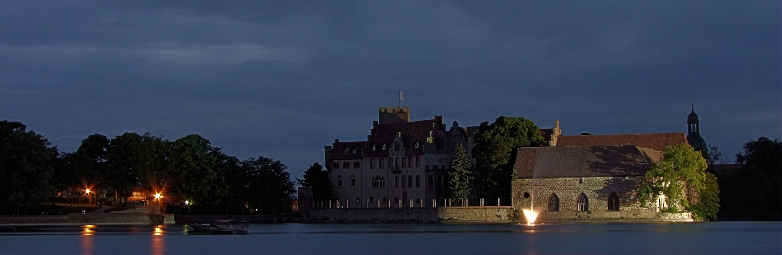 Wasserschloss Flechtingen in der blauen Stunde