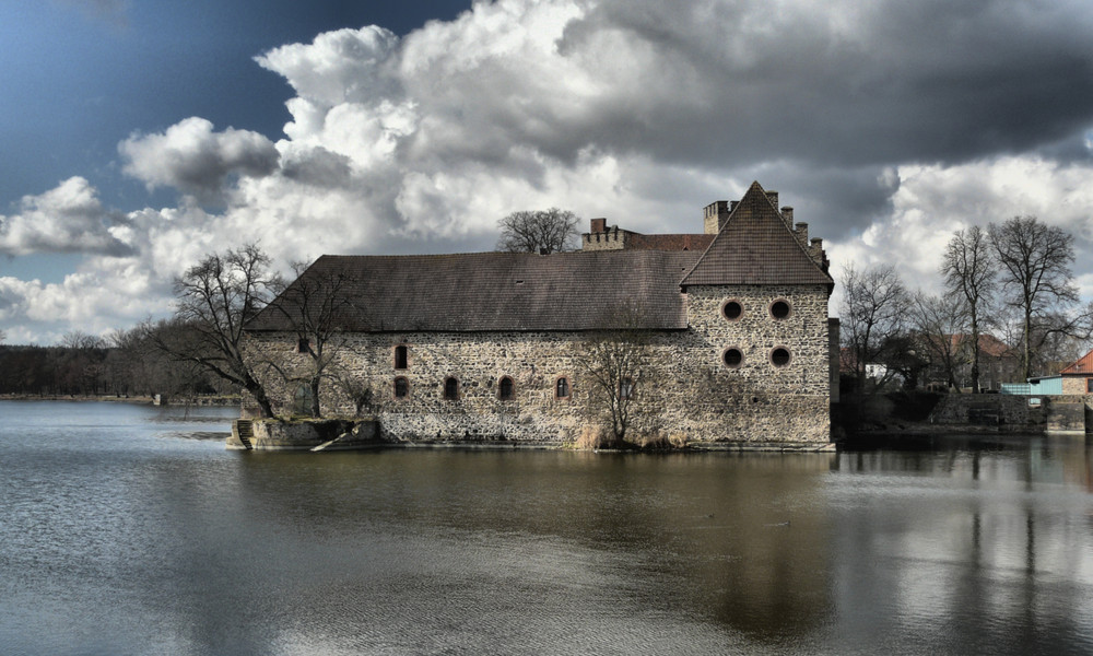 Wasserschloss Flechtingen über den See