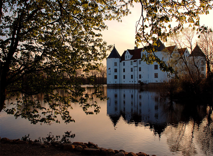 Wasserschloss Glücksburg im Abendlicht