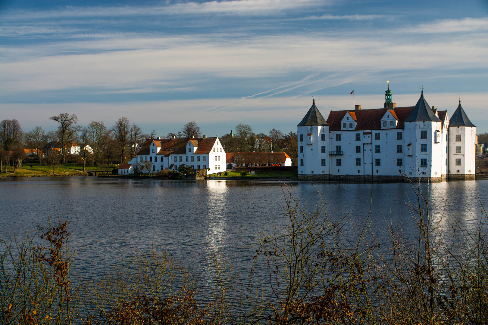 Wasserschloss Glücksburg von der anderen Seite