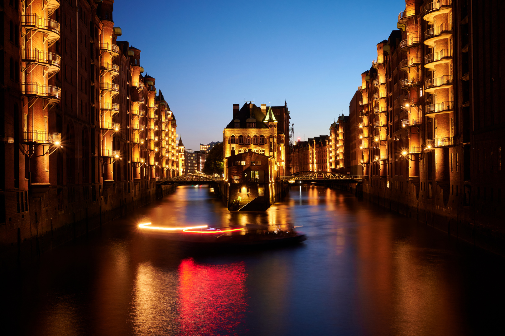 Wasserschloss Hamburg bei Nacht - Gelb Rot Edition