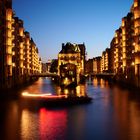 Wasserschloss Hamburg bei Nacht - Gelb Rot Edition