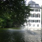 Wasserschloss Holzhausen mit Springbrunnen im See