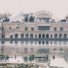 Wasserschloss im Morgendunst