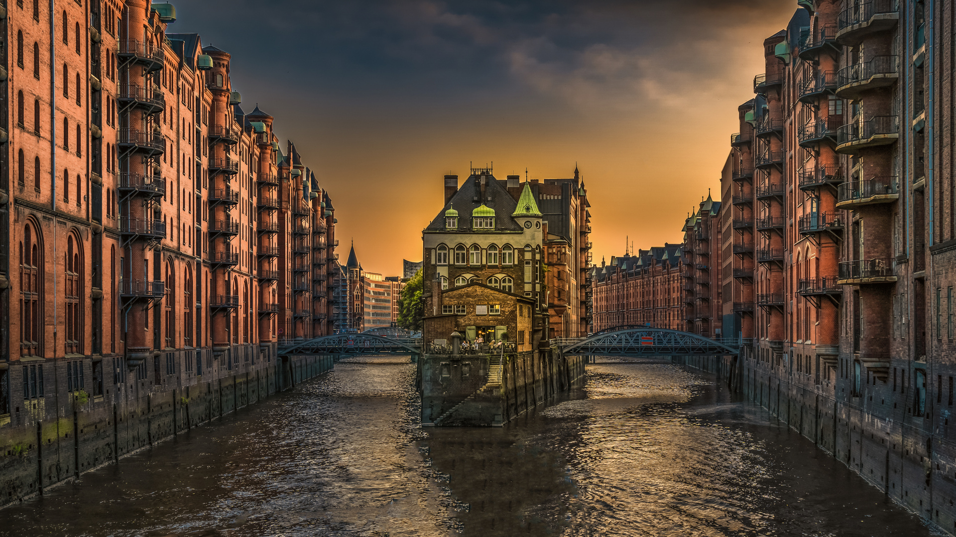 Wasserschloss im sommerlichen Abendlicht