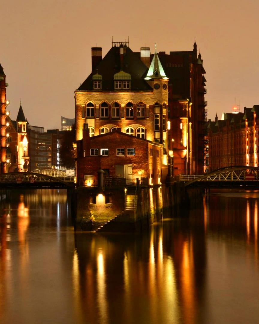 Wasserschloss in der Hamburger Speicherstadt bei Nacht