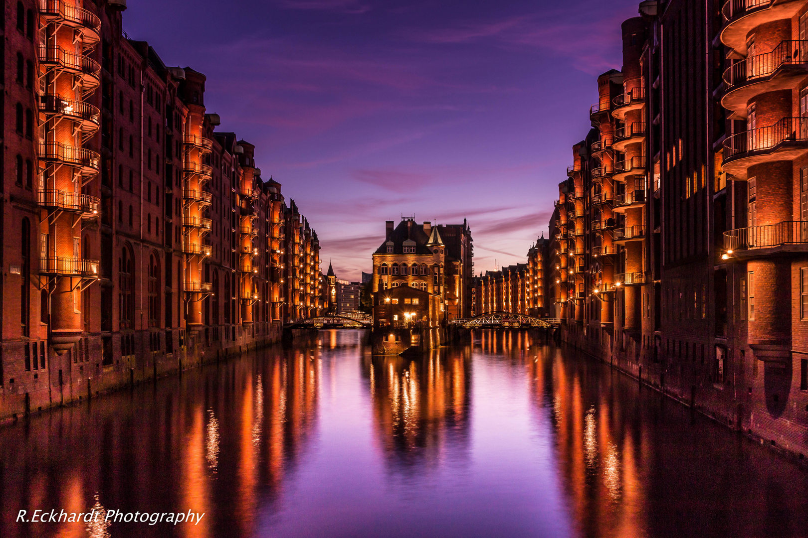 Wasserschloß in Magenta