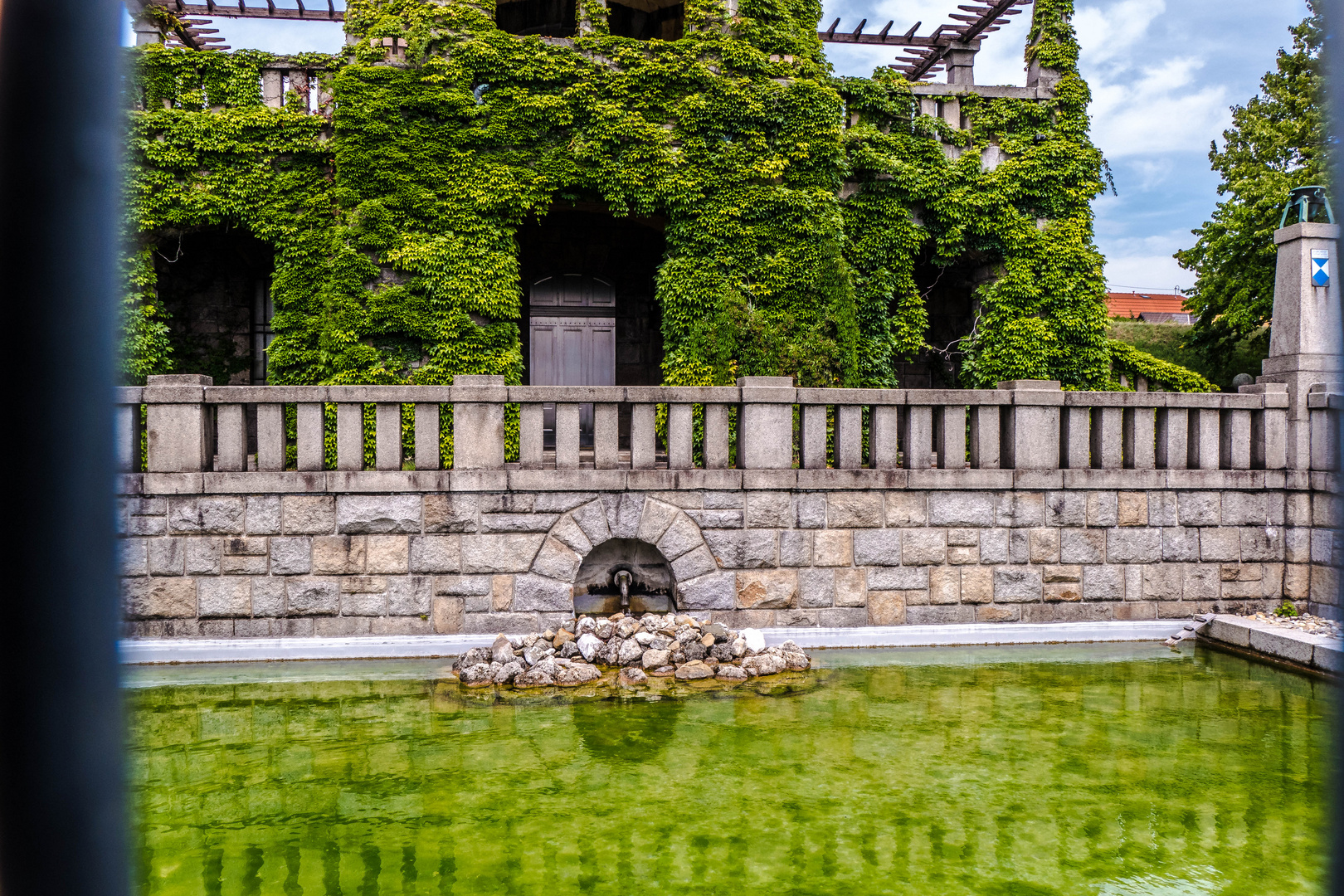 Wasserschloss in Wien Döbling, leider hinter Gittern.