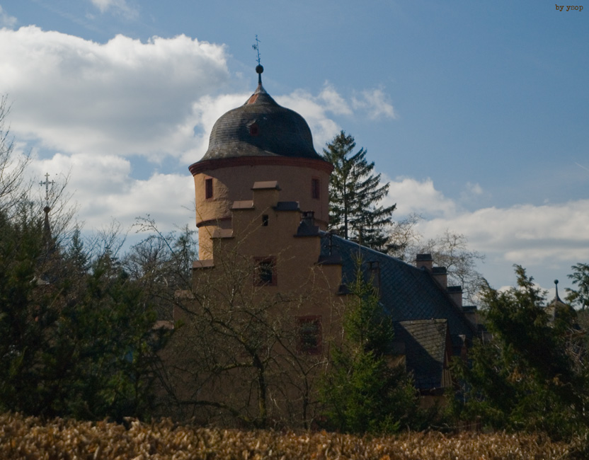 Wasserschloss Mespelbrunn von hinten...