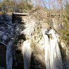 Wasserschloss mit Eiszapfen