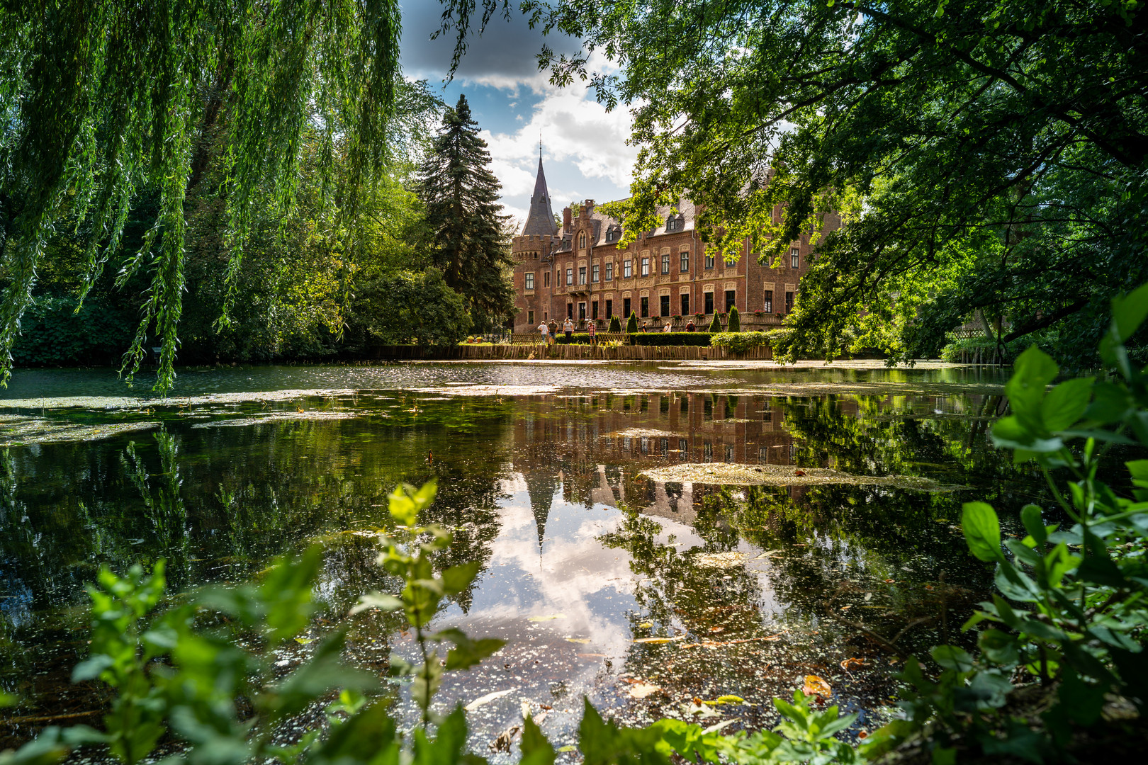 Wasserschloss mit Spiegelung 