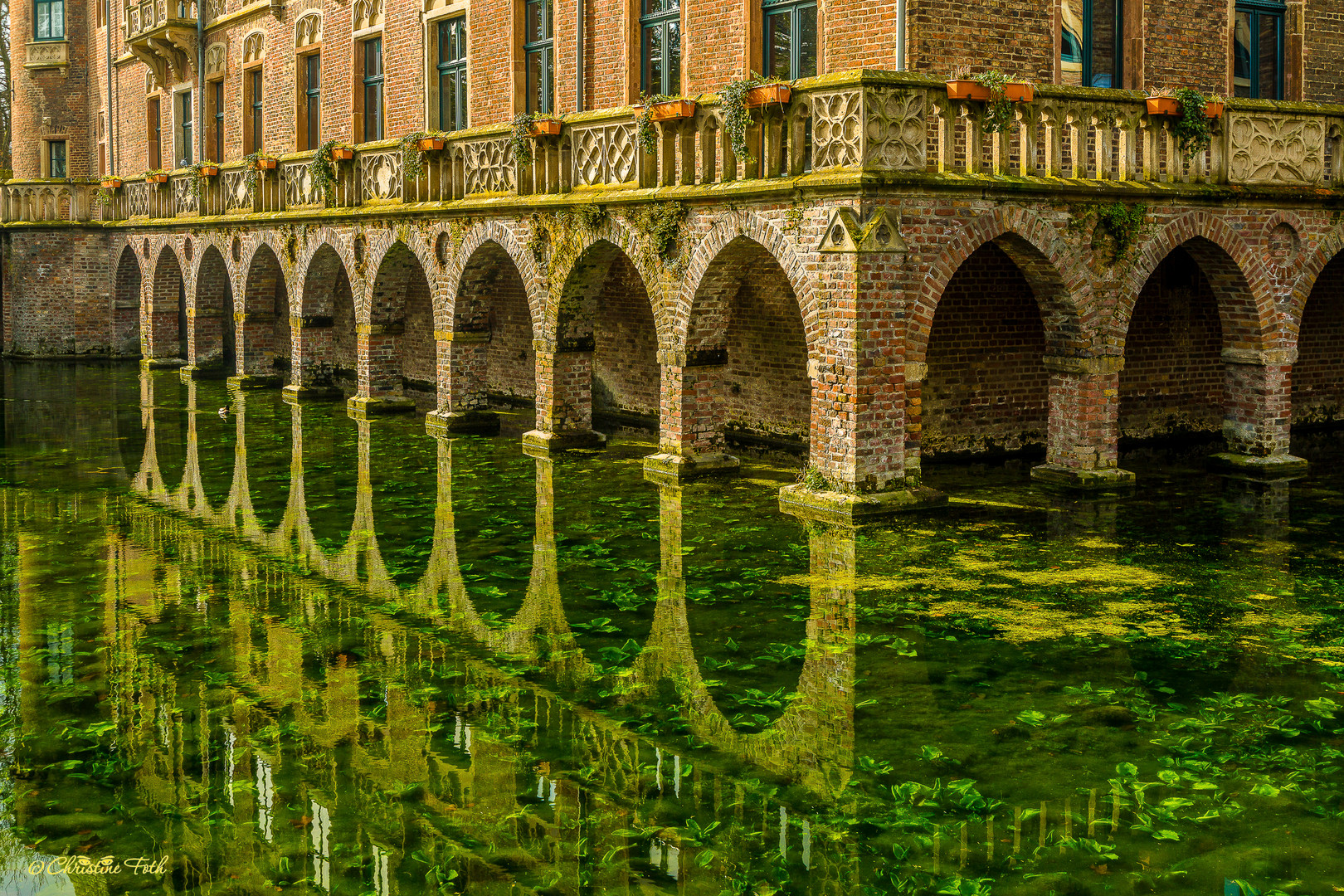 Wasserschloss mit Spiegelung