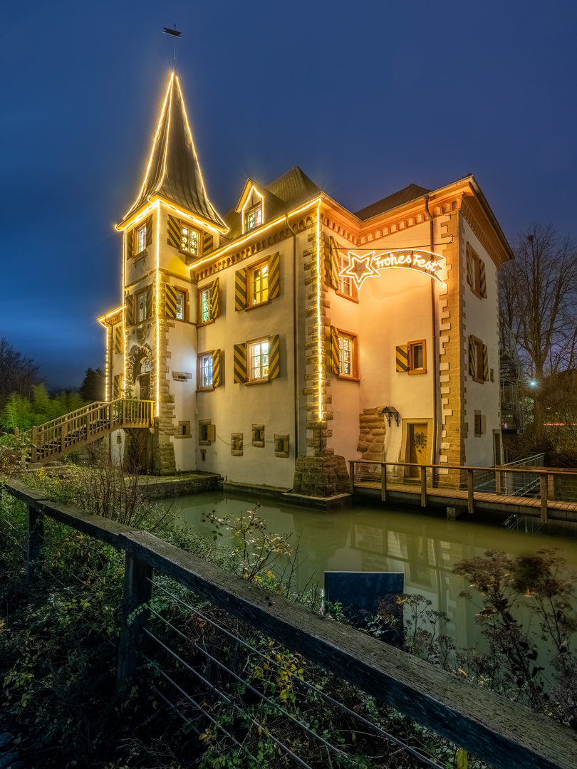 Wasserschloss Schliengen mit Weihnachtsschmuck