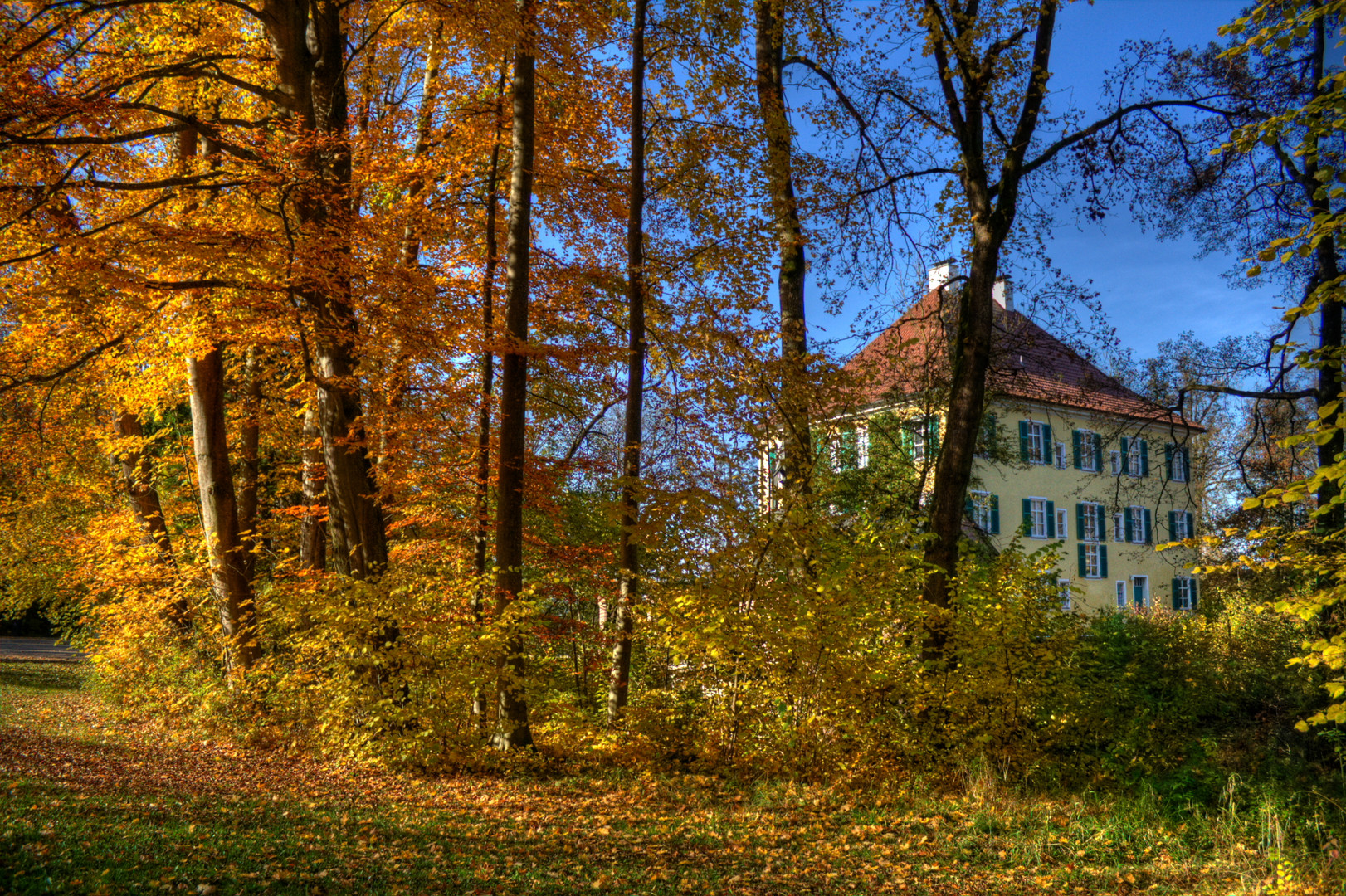 Wasserschloss Unterwittelsbach bei Aichach im Herbst