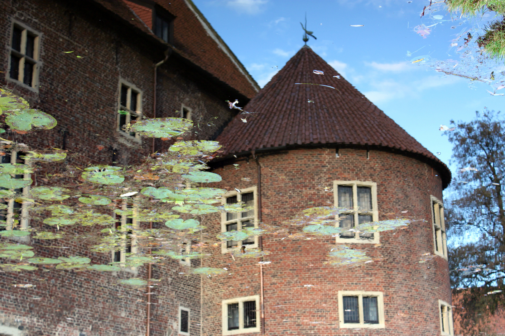 Wasserschloss vs. Schloss im Wasser